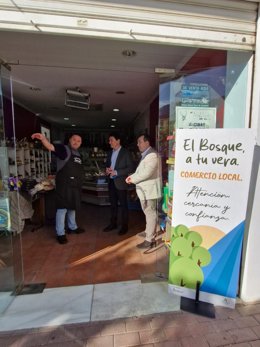 El delegado de Empleo, Daniel Sánchez, en El Bosque en la campaña para la promoción del comercio local.