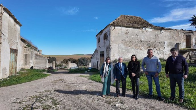 María Dolores Gálvez (centro), durante su visita al Cortijo del Donadío, en Santaella.
