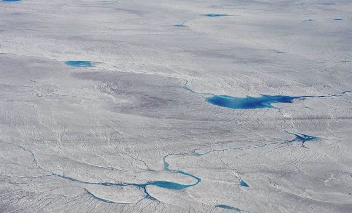 Archivo - Estanques de deshielo en el margen de la capa de hielo de Groenlandia, vuelo a Kangerlussuaq, finales de junio de 2012.