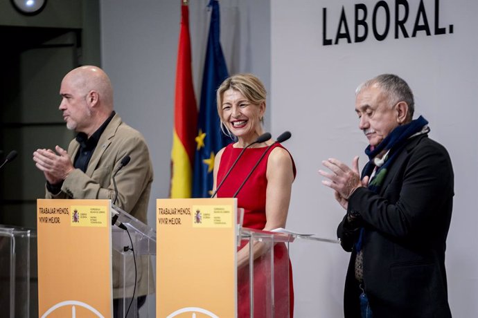 (I-D) El secretario general de CCOO, Unai Sordo, la vicepresidenta segunda y ministra de Trabajo y Economía Social, Yolanda Díaz, y el secretario general de UGT, Pepe Álvarez.