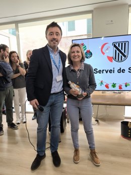 El director general del IbSalut, Javier Ureña, junto a una de las trabajadoras homenajeadas.