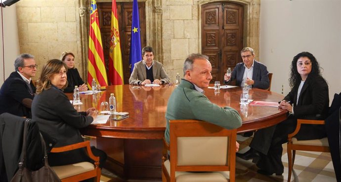 Reunión del president de la Generalitat, Carlos Mazón, con los agentes sociales.