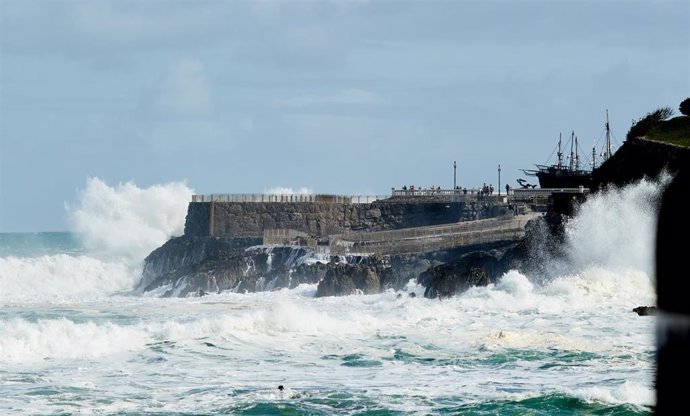 Archivo - Fuerte oleaje en las inmediaciones del paseo marítimo, a 25 de febrero de 2022, en Santander, Cantabria (España). 