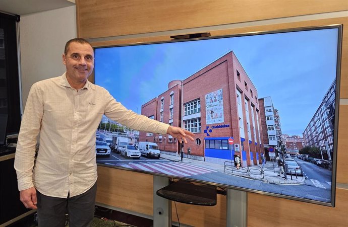 El concejal de Vivienda, Planificación y Gestión Urbanística de Barakaldo, Juan Antonio Pizarro, anuncia la concesión de licencia para las obras de mejora del centro de salud de Zuazo.