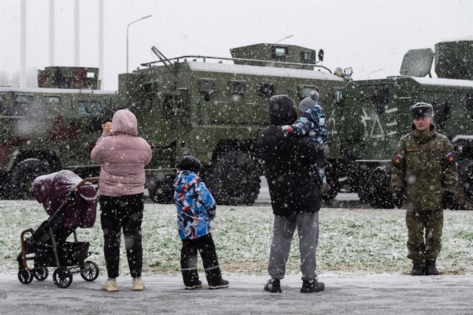 Archivo - November 3, 2024, St. Petersburg, Russia: Passersby look at military equipment marked with a triangle symbol, used by the Ukrainian army during military operations in the Kursk region, at the exhibition of military equipment captured by Russian 