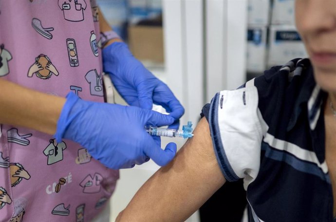 Archivo - Imagen de archivo de una mujer que se vacuna durante la campaña de vacunación contra la gripe.