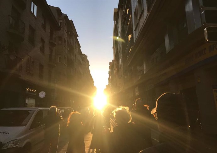 El solsticio de invierno atrae la atención a numerosos ciudadanos en la confluencia de las calles D Jaime I y Mayor de Zaragoza, origen de la Zaragoza romana.