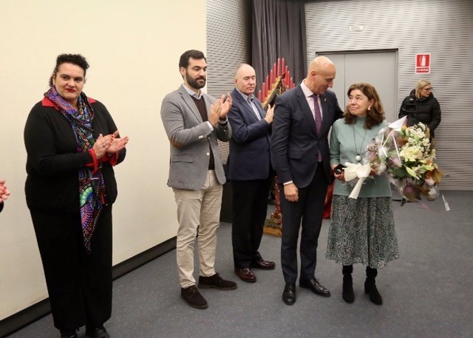 El alcalde de León junto a algunos de los trabajadores homenajeados