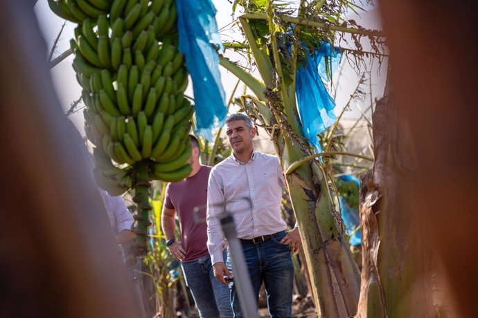 Narvay Quintero visita fincas afectadas por la borrasca Dorothea en El Hierro