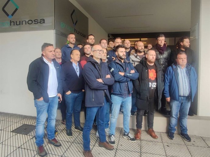 Trabajadores de Hunosa con representantes sindicales de CCOO de Industria y SOMA-Fitag-UGT ante la sede de la hullera pública en Oviedo