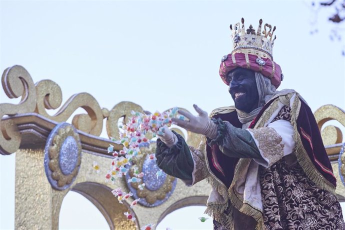 Archivo - El Rey Baltasar en una reciente Cabalgata de Reyes en Sevilla.