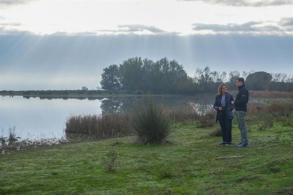 Archivo - El presidente de la Junta de Andalucía, Juanma Moreno, conversa con la ministra de Transición Ecológica y Reto Demográfico, Teresa Ribera, durante la visita al Parque Nacional de Doñana. A 27 de noviembre de 2023, en Almonte (Huelva). (Foto de