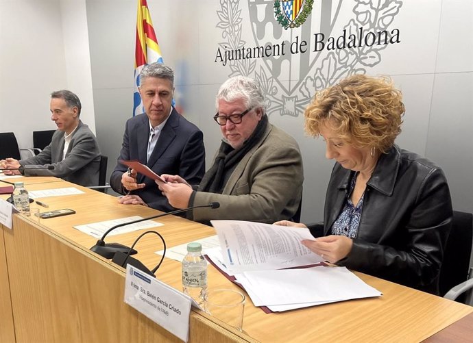 El alcalde de Badalona, Xavier Garcia Albiol, y el vicepresidente ejecutivo del AMB, Antonio Balmón, en la redacción del convenio