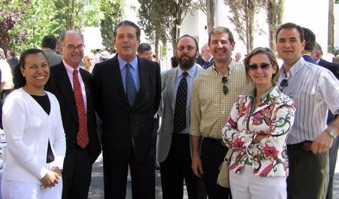 Federico Mayor Zaragoza junto a investigadores de la EEZ-CSIC en su visita con motivo del 50 aniversario del centro