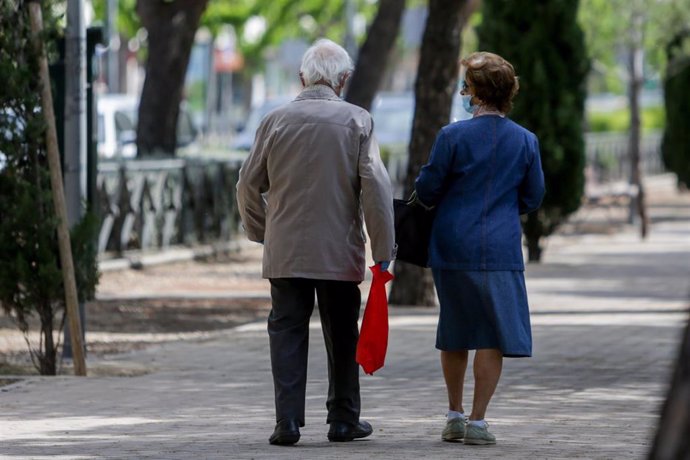 Archivo - Dos personas mayores en un parque.