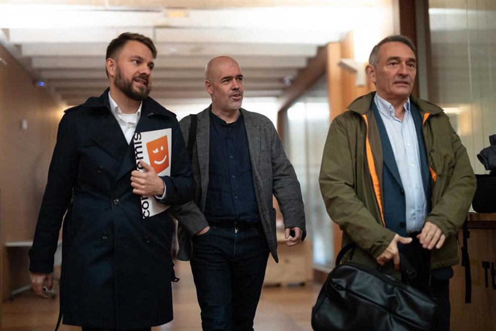 (I-D) El diputado de Compromís-Sumar en el Congreso, Alberto Ibáñez, el secretario general de CCOO, Unai Sordo, y el portavoz parlamentario de IU y diputado de Sumar, Enrique Santiago, a su llegada a una reunión entre CCOO, UGT y Sumar para tratar la re
