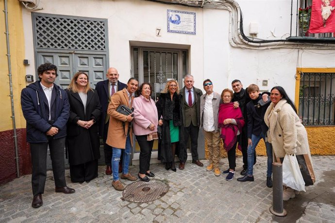 El alcalde de Sevilla, con familiares del cantaor Curro Fernández, con ocasión de la reposición del azulejo en su recuerdo.