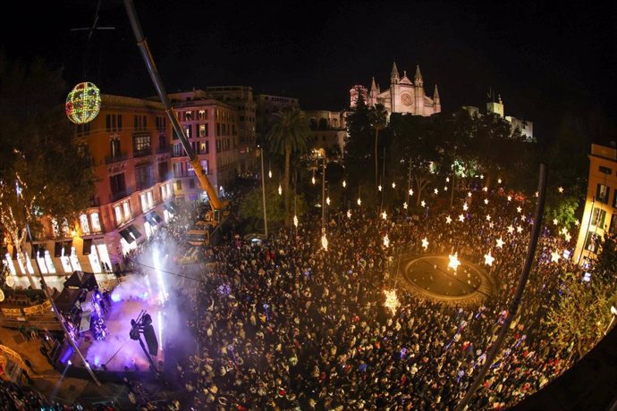 Cientos de personas durante el encendido de las luces de Navidad 2024.