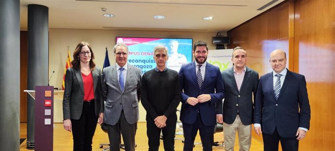 De izquierda a derecha,  Sara Baigorri, Augusto María Bruyel,  Iván Vélez,  Alejandro Nolasco, Iván Raca  y Santiago Morón, ponentes todos ellos en la jornada 'La reconquista de Zaragoza por Alfonso I el Batallador' organizada por el Campus Denaes