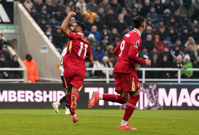 04 December 2024, United Kingdom, Newcastle Upon Tyne: Liverpool's Mohamed Salah runs back with the ball after scoring their side's second goal of the game during the English Premier League soccer match between Newcastle United and Liverpool at St. James'