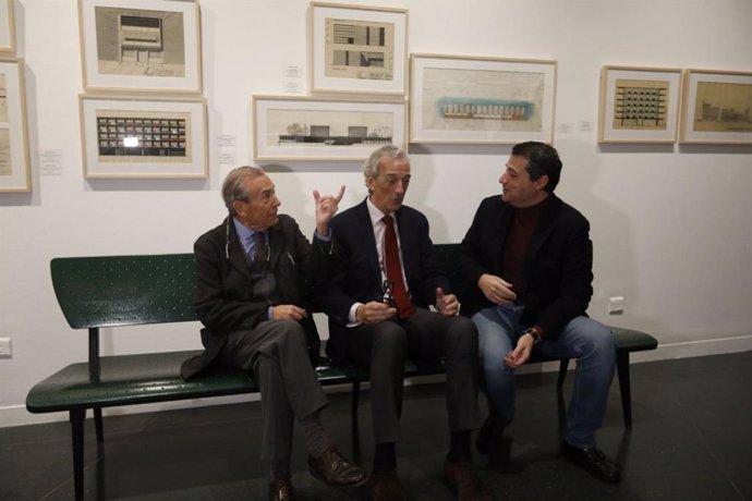 El alcalde de Córdoba, José María Bellido (d), con Rafael de la Hoz Castanys (c), hijo de Rafael de la Hoz Arderius, y Francisco Daroca al inaugurar la exposición 'Arquitecto para la sociedad. Obra privada de Rafael de La-Hoz Arderius', en Sala Vimcorsa.