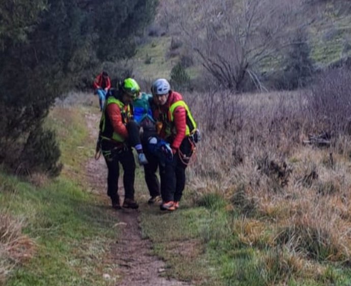 El Grupo de Rescate de la Junta auxilia a una mujer herida en el Cañón del Río Lobos, en Soria.