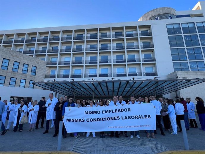 Concentración en el Hospital de la Ribera para exigir mejoras laborales