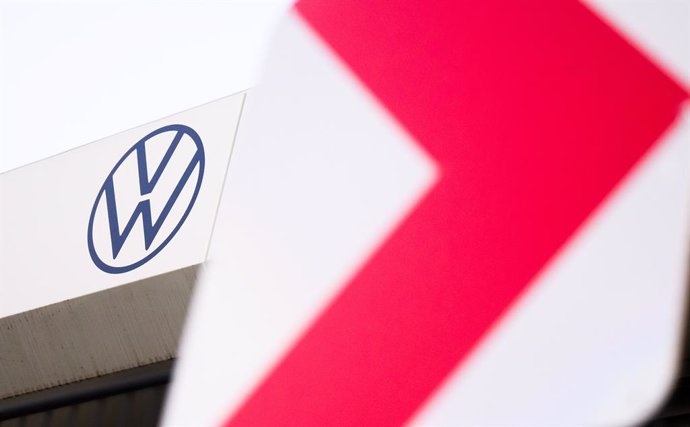 20 December 2024, Niedersachsen, Hanover: A VW logo hangs at the Volkswagen Commercial Vehicles plant. Wage negotiations between Volkswagen and IG Metall are ongoing, with no agreement reached yet. Photo: Julian Stratenschulte/dpa