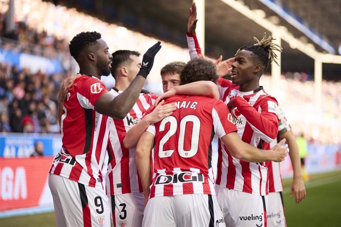 Los jugadores del Athletic Club celebran su gol ante el Alavés en LaLiga EA Sports 24-25