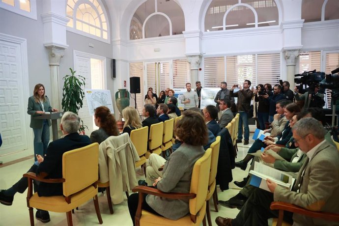 La vicepresidenta Tercera del Gobierno y Ministra para la Transición Ecológica y el Reto Demográfico (Miteco), Sara Aagesen, en su reunión con los alcaldes del entorno de Doñana.