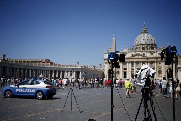 Archivo - 04 July 2019, Vatican, Vatican City: A police car and media stand on Saint Peter's Square during preparations for the visit of Russian President Vladimir Putin. Photo: Cecilia Fabiano/LaPresse via ZUMA Press/dpa