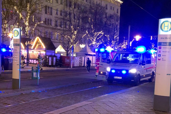 Servicios de emergencias en el mercado navideño de Magdeburgo tras el atropello del coche a varias personas. 