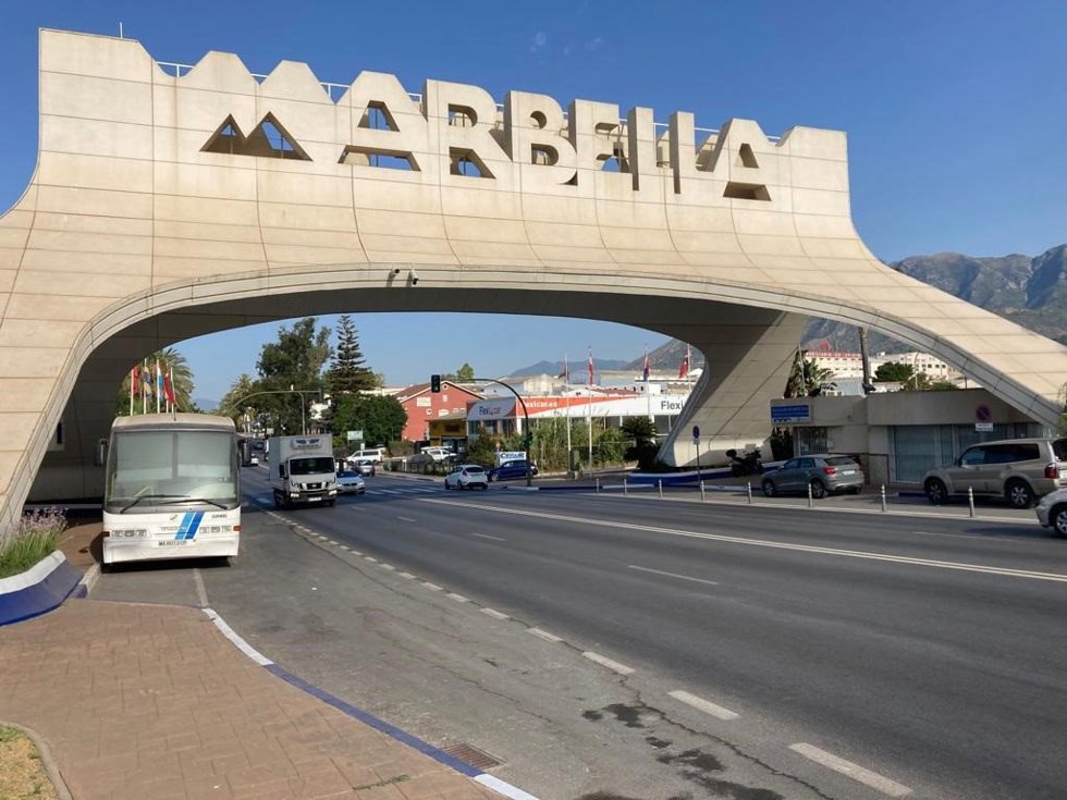 Archivo - Imagen de archivo del arco de entrada a Marbella.