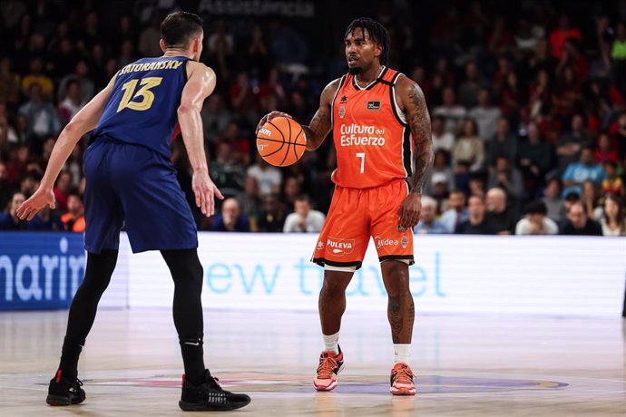 Archivo - Chris Jones of Valencia Basket in action during the Liga Endesa ACB, match played between FC Barcelona and Valencia Basket at Palau Blaugrana on November 17, 2024 in Barcelona, Spain.