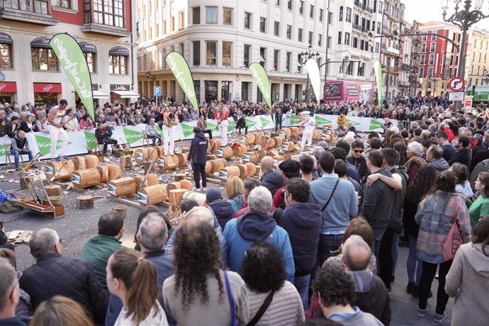 Archivo - Varias personas observan un espectáculo en el Mercado de Santo Tomás el día de su 73 aniversario, a 21 de diciembre de 2022, en Bilbao