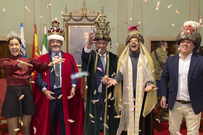 Coronación de los Reyes Magos y presentación de Estrella de la Ilusión y el Heraldo Real 2025 en Huelva.