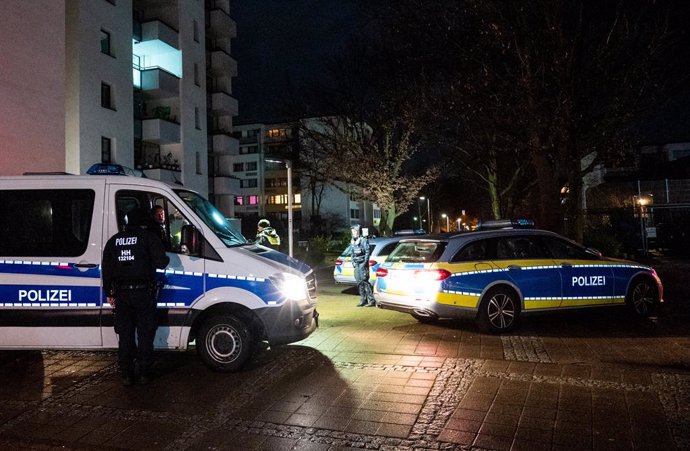 15 December 2024, Hamburg: Police officers secure the scene of a shooting in Hamburg's Muemmelmannsberg district, where two people were injured and taken to the hospital. Authorities are searching for two suspects who remain at large, according to a polic