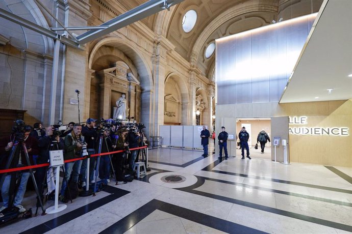 Archivo - Prensa en un tribunal especial de París en el juicio contra ocho acusados por el asesinato del profesor francés Samuel Paty