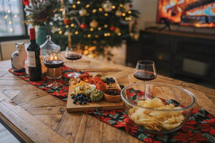 Archivo - Mesa de Navidad con vino y aperitivos.