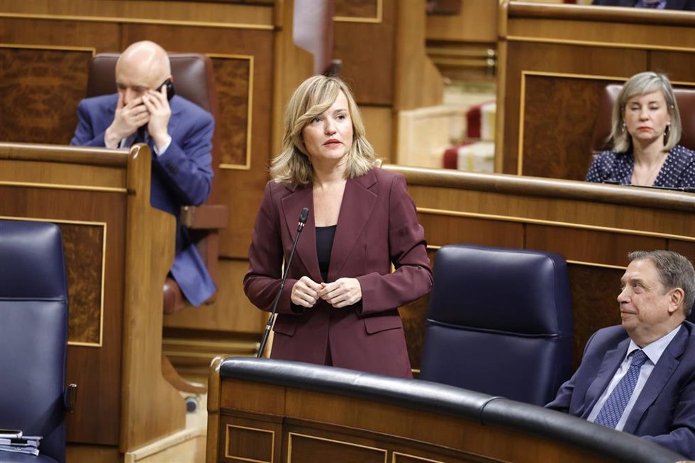 La ministra de Educación, Formación Profesional y Deportes, Pilar Alegría, interviene durante una sesión de control al Gobierno, en el Congreso de los Diputados, a 18 de diciembre de 2024, en Madrid (España). Durante la sesión de control, el PP se centr