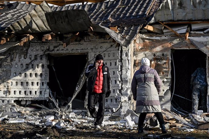 Archivo - November 19, 2024, Zaporizhzhia, Ukraine: ZAPORIZHZHIA, UKRAINE - NOVEMBER 19, 2024 - Former FC Metalurh Zaporizhzhia player Serhii Kliuchyk is seen against the background of his house destroyed by a Russian night attack with Shahed drones, Zapo