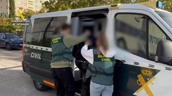 Agentes de la Guardia Civil introducen en una furgoneta a un detenido.