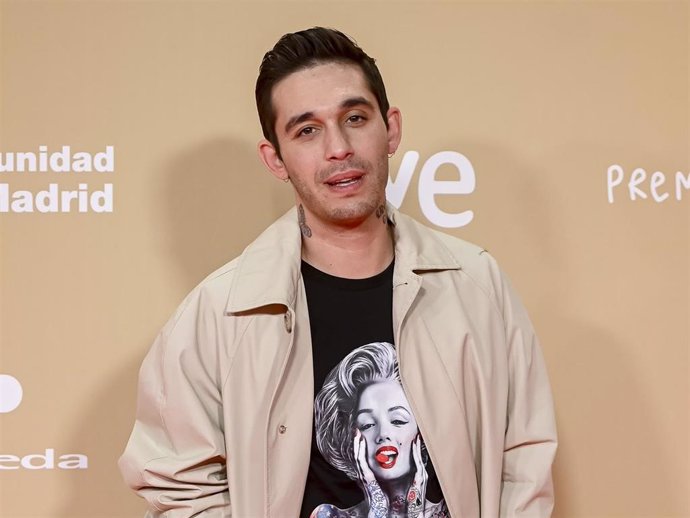 El actor y cantante Víctor Elías posa en la alfombra roja de la 30 edición de los Premios José María Forqué, en el Palacio Municipal de IFEMA, a 14 de diciembre de 2024, en Madrid (España).