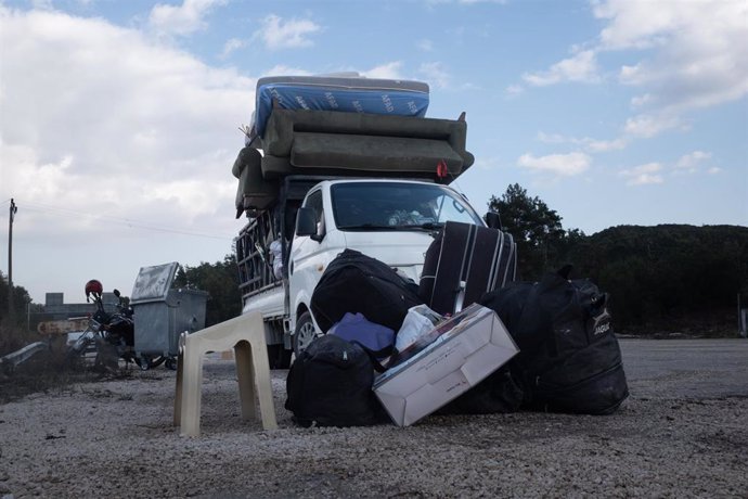 Maletas de refugiados sirios en el lado turco de un paso fronterizo entre Siria y Turquía tras la caída del régimen de Bashar al Assad (archivo)