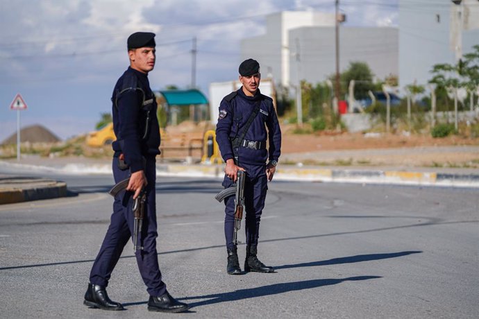 Archivo - November 20, 2024, Tel Kaif, Nineveh, Iraq: Iraqi security forces guard an empty road in the town of Tel Keppe (Tel Kaif) north of Mosul city, Iraq during a two-day curfew which started today with a national population census. Iraq is holding it