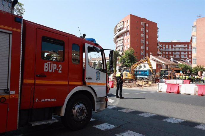 Archivo - Policía local y bomberos cortan la Avenida de las Ciencias en Sevilla Este por un escape de gas, en una foto de archivo. 