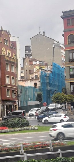 Archivo - Calle Fray Ceferino, en Oviedo, con un edificio en construcción