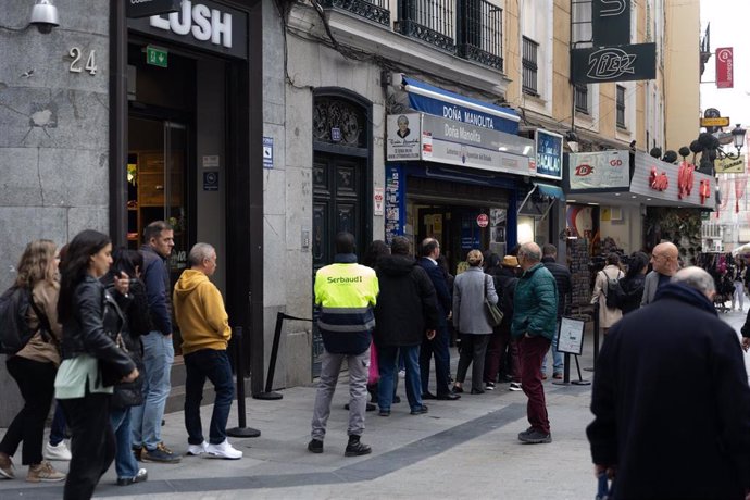 Archivo - Varias personas hacen cola en la administración de Lotería de Doña Manolita, a 12 de octubre de 2024, en Madrid (España). Como ya es tradición en Madrid son muchas las personas que acuden a la administración de Lotería de Doña Manolita para prob