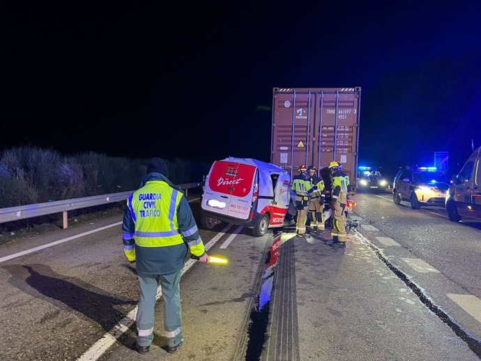 Lugar del accidente de tráfico ocurrido este viernes  en la A-23 en el que ha fallecido el conductor de una furgoneta.