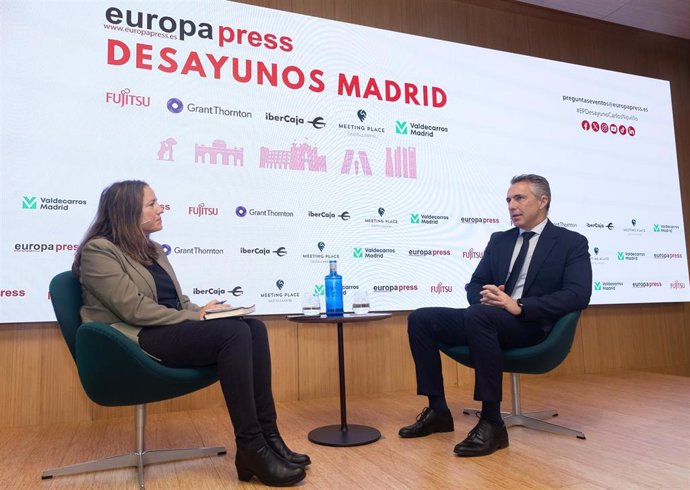 La delegada de Europa Press en la Comunidad de Madrid, Cristina de la Rica y el consejero de Medio Ambiente, Agricultura e Interior de la Comunidad de Madrid, Carlos Novillo, durante un Desayuno Madrid, en el Auditorio Meeting Place de Castellana, a 13 de